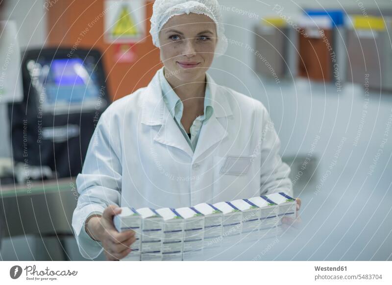 Laborantin in einem pharmazeutischen Betrieb, der Medikamente verpackt Arzneimittel Medizin arbeiten Arbeit Laborantinnen Frau weiblich Frauen Pharmazie