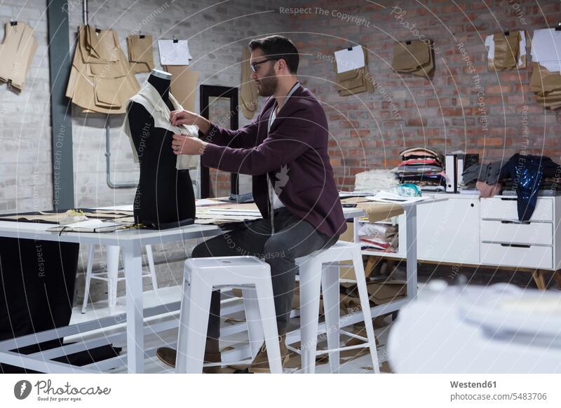 Schneiderin bei der Arbeit Schneiderpuppe Schneiderpuppen ansehen Mann Männer männlich Mode modisch Fashion Handwerker Handwerksberuf Handwerksberufe Gewerbe