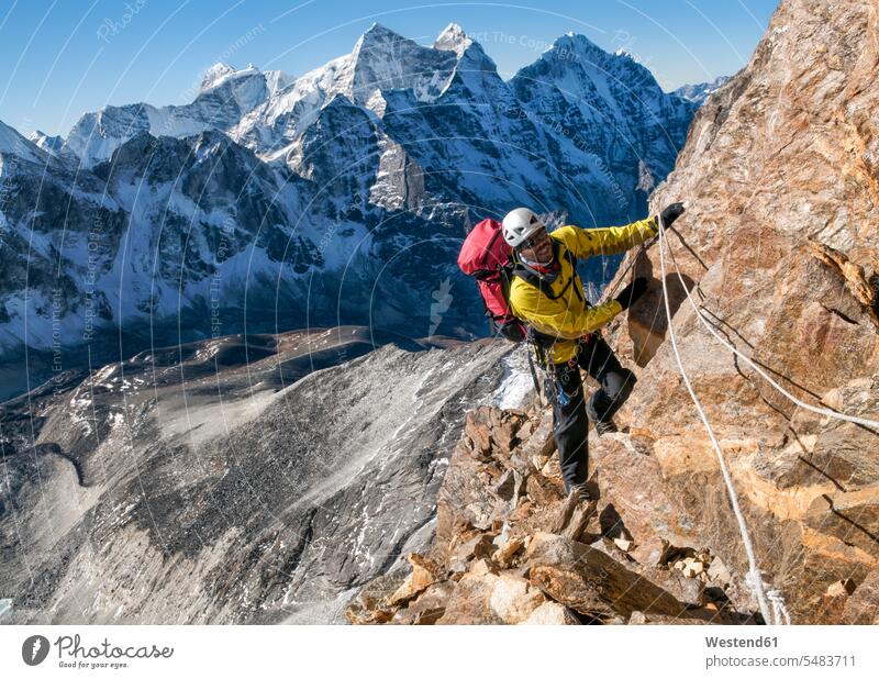 Nepal, Himalaya, Solo Khumbu, Ama Dablam Südwest-Grat, Bergsteiger beim Klettern an Felsen Mann Männer männlich Alpinisten bergsteigen Erwachsener erwachsen