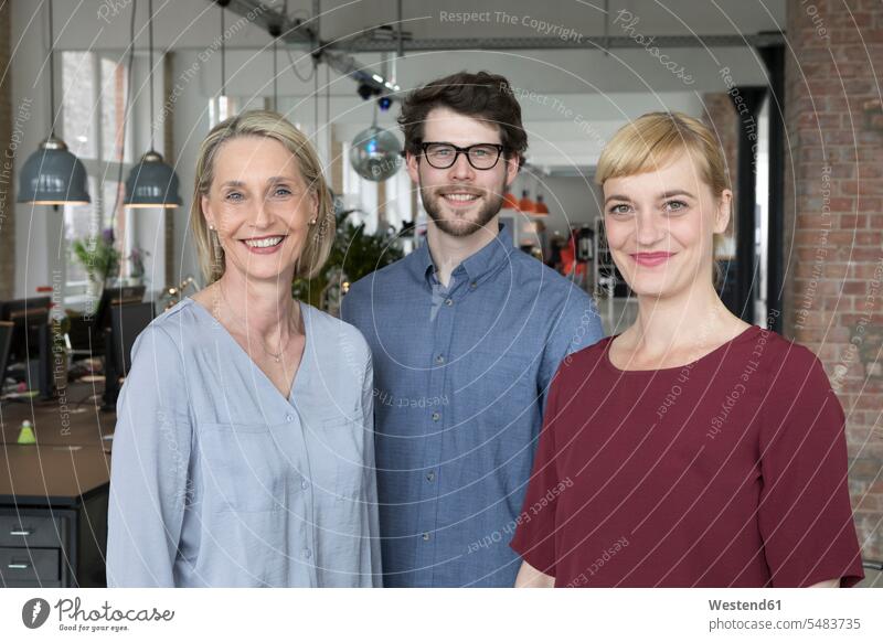 Drei lächelnde Geschäftsleute im Amt Firmengründer Gründer sympathisch nett professionell Professionalität Portrait Porträts Portraits freundlich