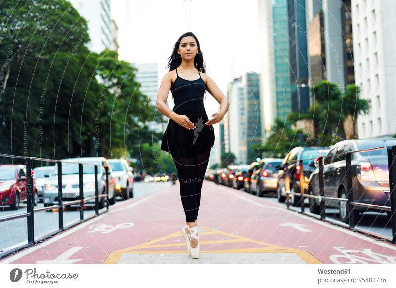 Brasilien, Sao Paulo, Balletttänzer auf Zehenspitzen auf dem Fahrradweg stehend Balletttänzerin Balletttaenzerinnen Ballerina Ballerinas Balletttänzerinnen