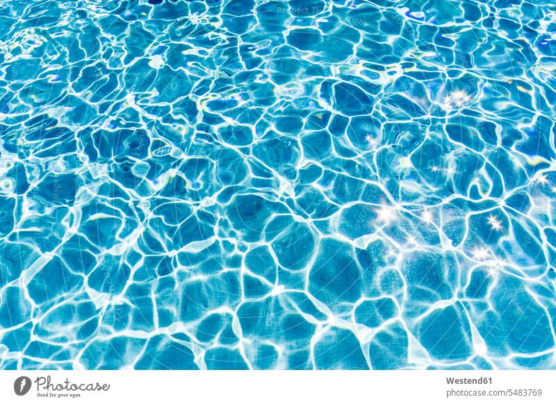 Wasser im Schwimmbad Niemand Fliese Kacheln Fliesen weiß weißes weißer weiss Hintergrund Hintergruende Hintergründe Backgrounds Swimmingpool Swimmingpools