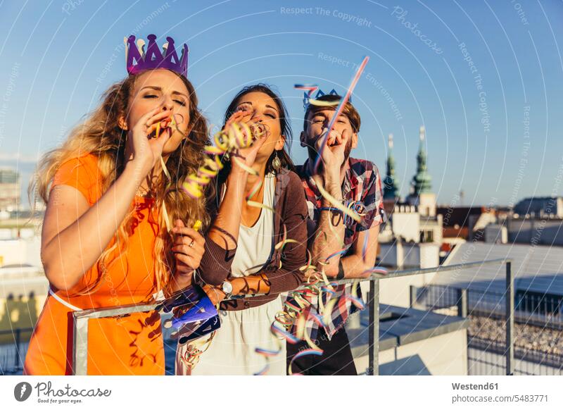 Österreich, Wien, Junge Leute feiern eine Party auf der Dachterrasse Freundschaft Freunde Kameradschaft Unbeschwert Sorglos aufstützen aufgestuetzt aufgestützt