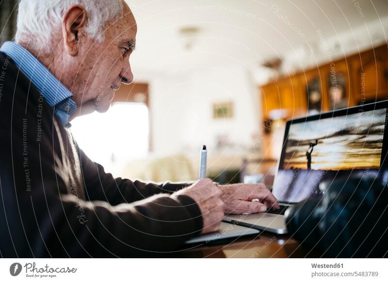 Senior-Fotograf, der mit einem Laptop arbeitet ältere Männer älterer Mann Senioren Notebook Laptops Notebooks männlich Erwachsener erwachsen Mensch Menschen