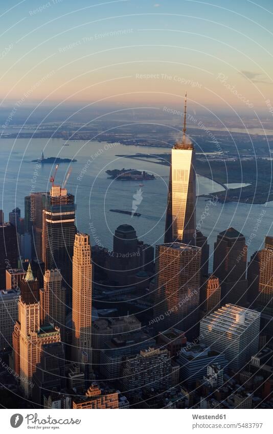 USA, New York, New York City, Stadtbild mit World Trade Center und Hudson River und New Yorker Hafen morgens Morgen früh Frühe Reiseziel Reiseziele Urlaubsziel