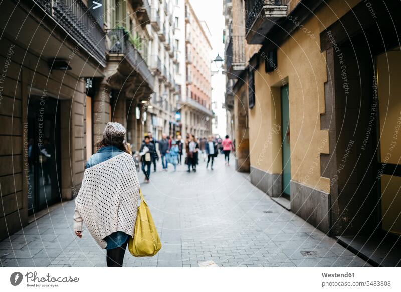 Spanien, Barcelona, junge Frau geht in einer Gasse Tourist Touristen Gassen Menschen zufällige Personen Städtereise City Trip Kurztripp City Break