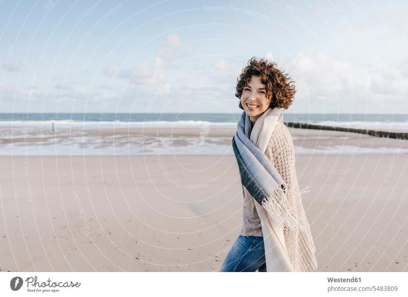 Porträt einer glücklichen Frau am Strand Beach Straende Strände Beaches weiblich Frauen Glück glücklich sein glücklichsein Erwachsener erwachsen Mensch Menschen