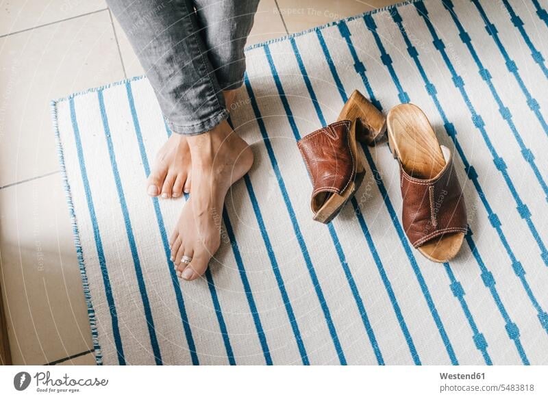 Barfüsse einer Frau neben ihren Schuhen ausruhen Rast Erholung erholen Fuß Fuss Füße Mensch Menschen Leute People Personen erholend barfuß nackte Füße