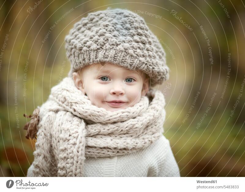 Porträt eines glücklichen kleinen Mädchens mit großem Schal und Wollmütze im Herbst Europäer Kaukasier Europäisch kaukasisch Speyer kühl eine Person single 1