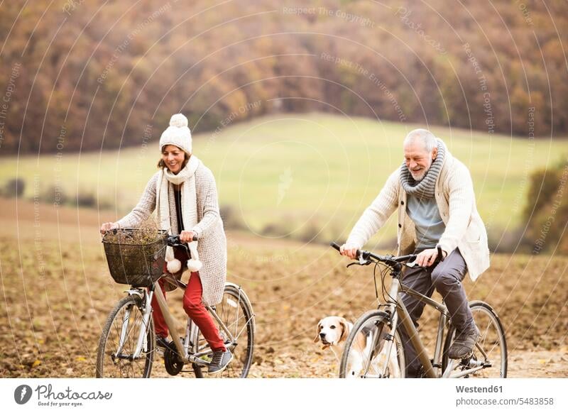 Älteres Ehepaar macht eine Fahrradtour mit Hund Seniorenpaar älteres Paar Seniorenpaare ältere Paare Seniorenpärchen radfahren fahrradfahren radeln