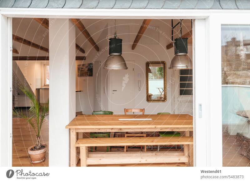 Essbereich in einem Dachgeschoss von der Terrasse aus gesehen natürlich Natuerlichkeit natuerlich Natürlichkeit Einfachheit schlicht einfach Schlichtheit