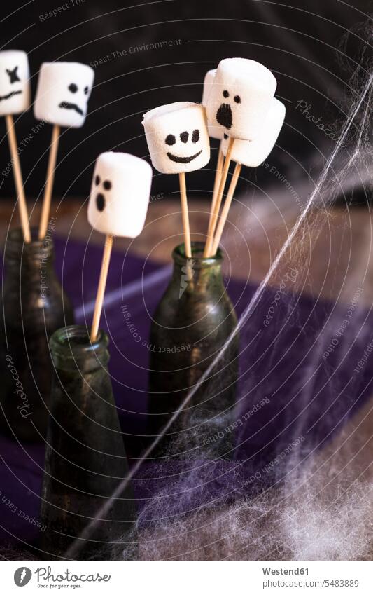 Halloween-Marshmallows mit Geistergesichtern am Spieß Studioaufnahme Studioaufnahmen Textfreiraum Gespenst Gespenster Marshmallow-Spieß Marshmallow-Spiesse