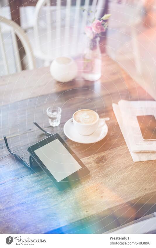 E-Book, Sonnenbrille und Tasse Kaffee auf dem Tisch in einem Café Tassen eBook Geschirr E-Book-Reader E-Reader Getränk Getraenk Getränke Getraenke