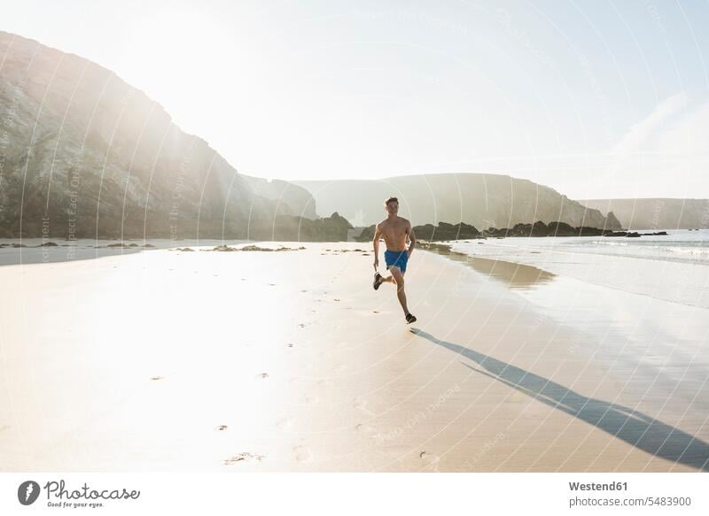 Frankreich, Halbinsel Crozon, junger Mann rennt am Strand laufen rennen Beach Straende Strände Beaches Männer männlich Joggen Jogging Jogger Erwachsener