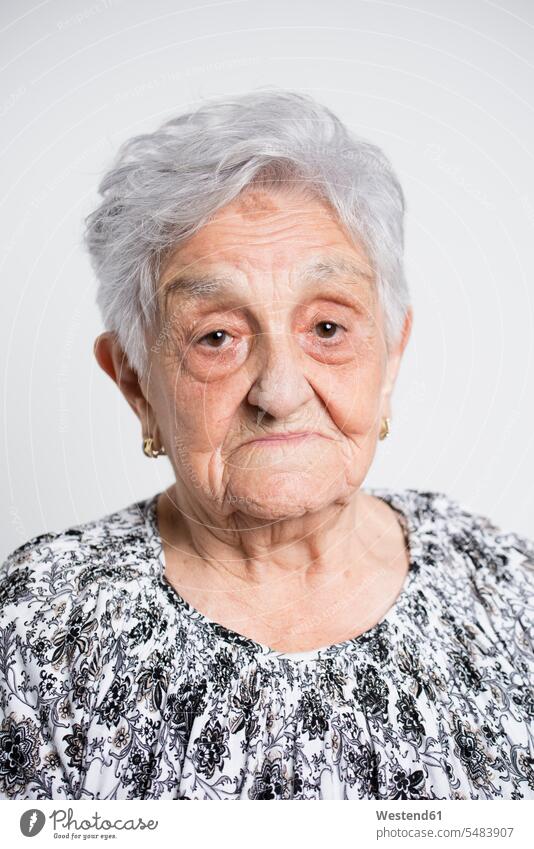 Porträt einer traurigen älteren Frau vor weißem Hintergrund Europäer Kaukasier Europäisch kaukasisch Portrait Porträts Portraits Freizeitkleidung casual