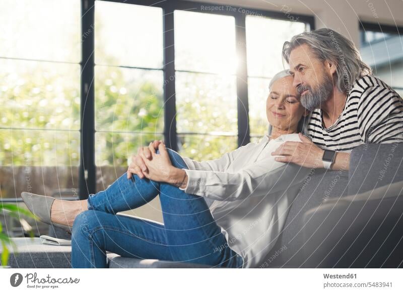 Glückliches älteres Ehepaar sitzt zu Hause Zuhause daheim Senioren alte Gemeinsam Zusammen Miteinander Sofa Couches Liege Sofas glücklich glücklich sein