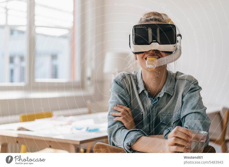 Junge Frau mit VR-Brille und Schnorchel Virtual Reality Brille Virtual-Reality-Brille Virtual Reality-Brille VR Brille weiblich Frauen betrachten betrachtend