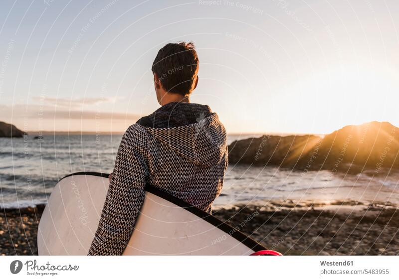 Frankreich, Bretagne, Halbinsel Crozon, Frau am Strand bei Sonnenuntergang mit Surfbrett Surfbretter surfboard surfboards Beach Straende Strände Beaches