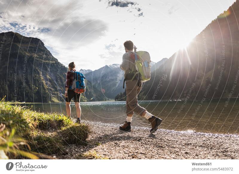 Österreich, Tirol, junges Paar beim Wandern am Bergsee wandern Wanderung Bergseen Berge Pärchen Paare Partnerschaft See Seen Gewässer Wasser Berglandschaft