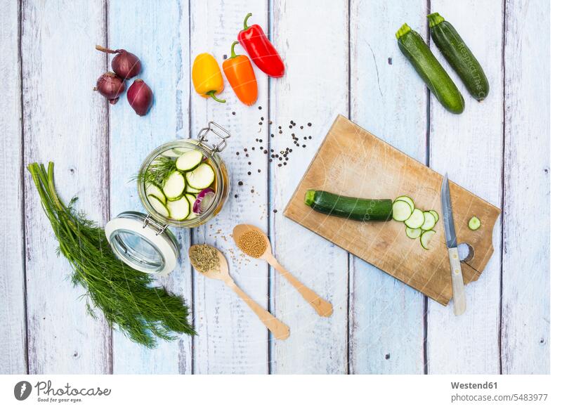 Glas eingelegte Zucchini und Paprika, Zubereitung mit verschiedenen Gewürzen Niemand offen auf geöffnet haltbar Haltbarkeit Gesunde Ernährung Ernaehrung