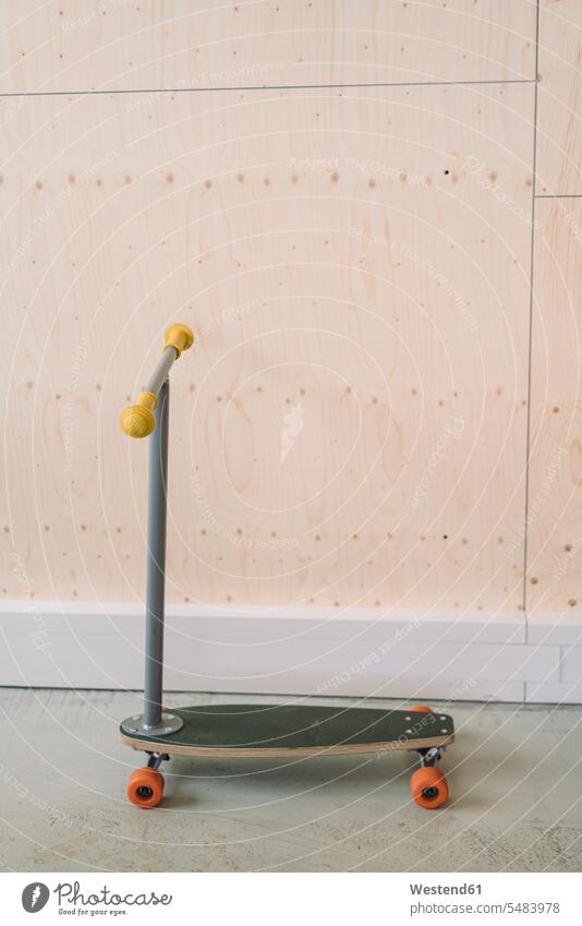 Büro-Skateboard vor einer Holzwand Kreativwirtschaft Textfreiraum Abwesenheit menschenleer abwesend Rollbretter Skateboards Lifestyle Lebensstil Holzwände