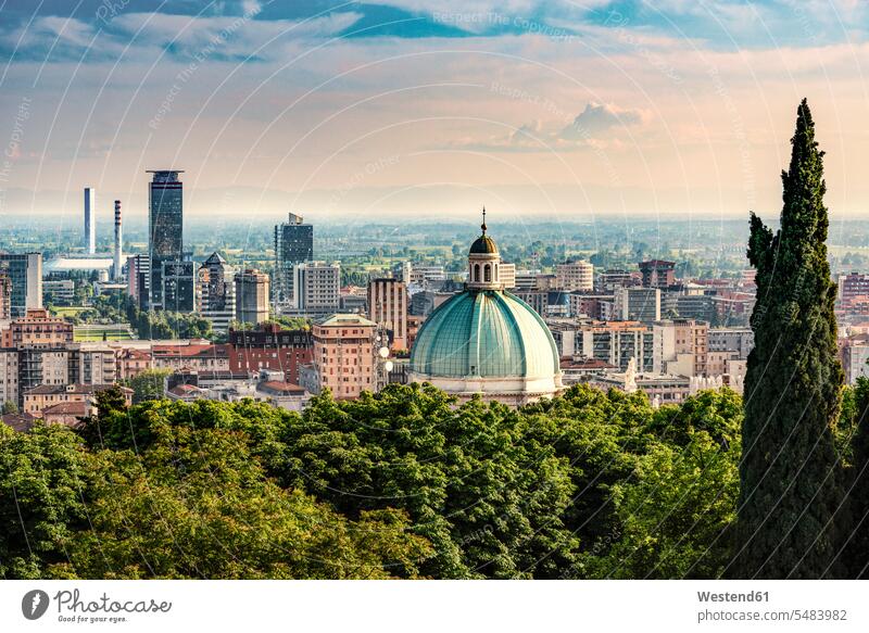 Italien, Brescia, Blick auf die Stadt und die Kuppel der Neuen Kathedrale vom Colle Cidneo Horizont Horizonte Textfreiraum Weite weit Kuppeln Dom Dome