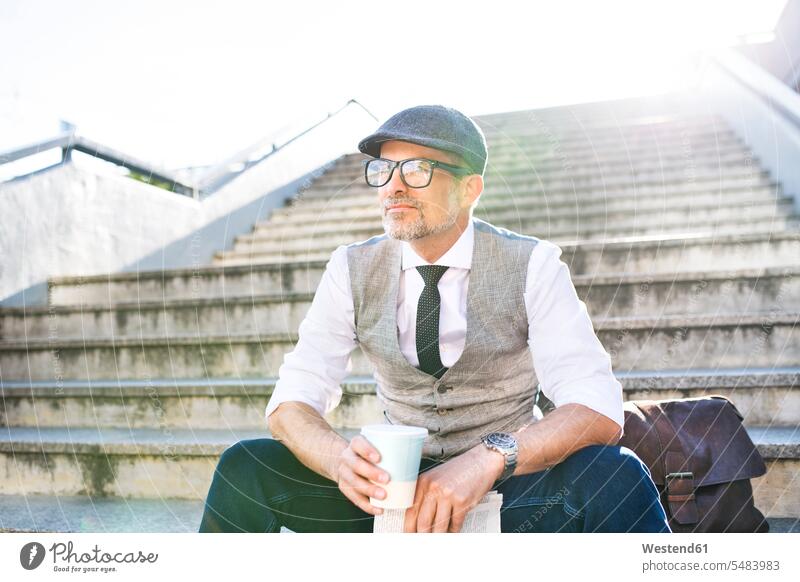 Geschäftsmann mit Kaffee und Zeitung in der Stadt auf der Treppe sitzend Pause Businessmann Businessmänner Geschäftsmänner Treppenaufgang Geschäftsleute