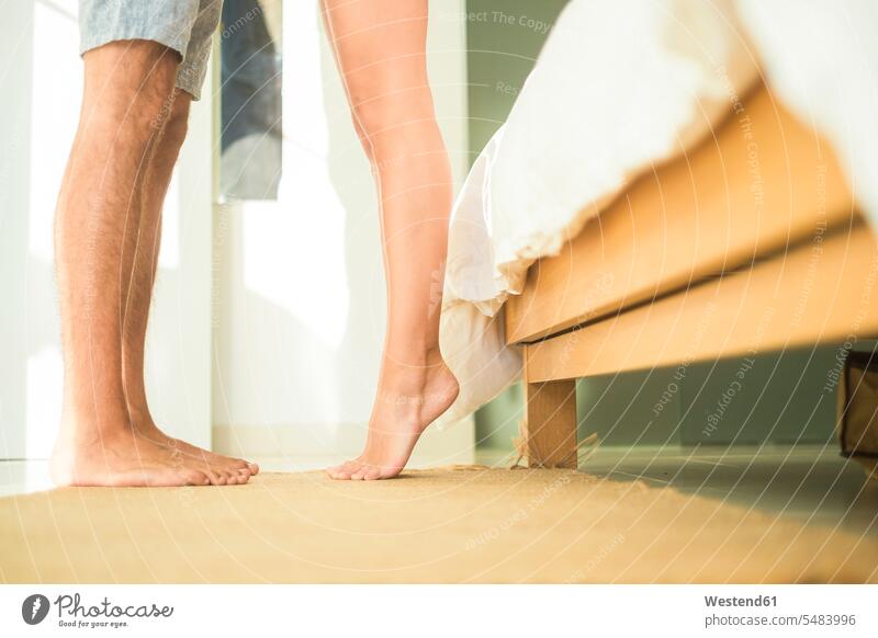 Niedriger Teil des im Schlafzimmer stehenden Paares steht Pärchen Partnerschaft Zimmer Raum Räume Mensch Menschen Leute People Personen Bein Beine
