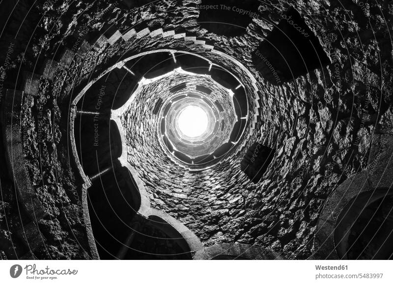 Portugal, Quinta da Regaleira, Brunnenschacht mit Spiralstern Formatfüllend bildfuellend bildfüllend Formatfuellend Fluchtpunkt Entfernung Weite Wendeltreppe