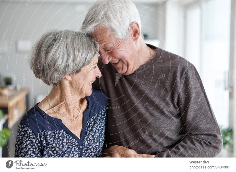 Glückliches älteres Ehepaar zu Hause Zweisamkeit Rentnerin Pensionärin Pensionärinnen Rentnerinnen Gemeinsam Zusammen Miteinander Oberkörper Oberkörperaufnahmen