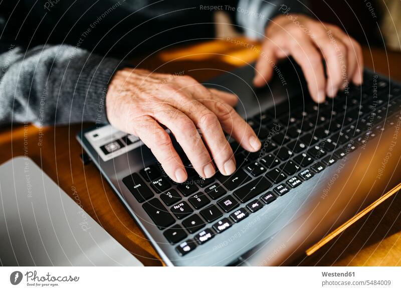 Hände eines älteren Mannes am Laptop, Nahaufnahme Europäer Kaukasier Europäisch kaukasisch Komfort Annehmlichkeiten komfortabel Bequem Notebook Laptops