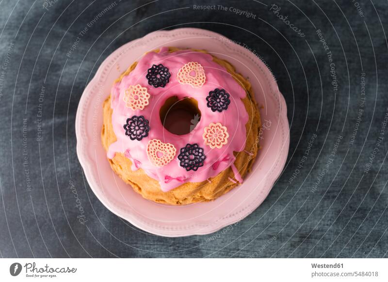 Ringkuchen mit rosa Glasur und Backdekor selbstgebacken Streudekor Geburtstagskuchen Geburtstagstorten Rührkuchen Ruehrkuchen rosafarben dekorativ dekorativer