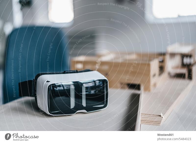 VR-Brille und Architekturmodell auf dem Schreibtisch Modell Modelle Virtual Reality Brille Virtual-Reality-Brille Virtual Reality-Brille VR Brille Baukunst