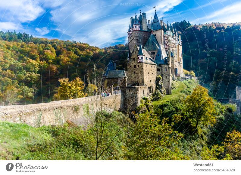 Deutschland, Wierschem, Blick auf Schloss Eltz im Herbst Wolke Wolken Rheinland-Pfalz Mittelalter mittelalterlich Wald Forst Wälder Burg Eltz Herbstwald Burgen
