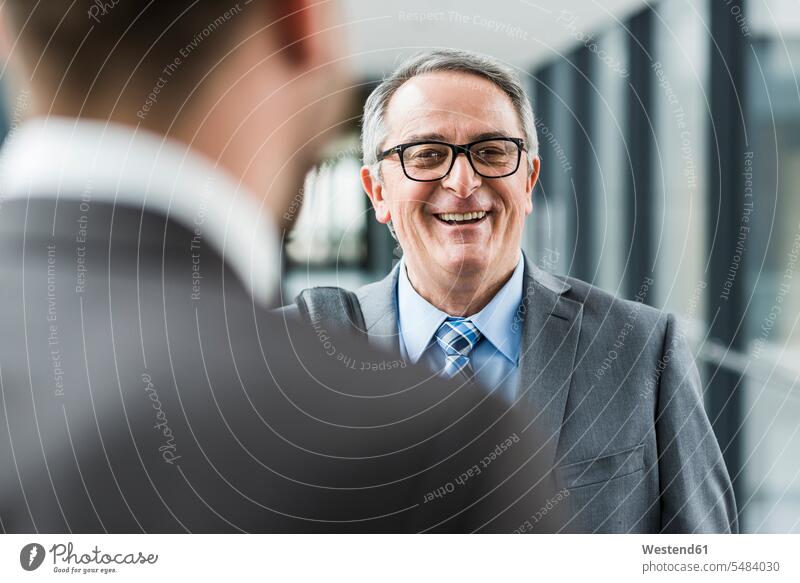 Porträt eines lächelnden Senior-Geschäftsmannes Europäer Kaukasier Europäisch kaukasisch Tag am Tag Tageslichtaufnahme tagsueber Tagesaufnahmen