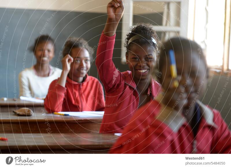 Madagaskar, Schüler in der Grundschule von Fianarantsoa Schwarzer vier Personen Unterricht Brustbild lächeln Freude glücklich offenes Lächeln Zuversicht