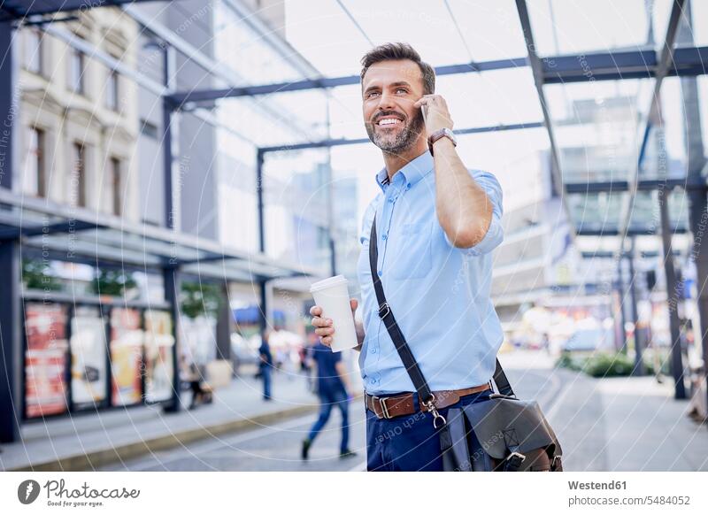 Geschäftsmann am Telefon und mit öffentlichen Verkehrsmitteln lächeln Mann Männer männlich Kaffee Handy Mobiltelefon Handies Handys Mobiltelefone Businessmann