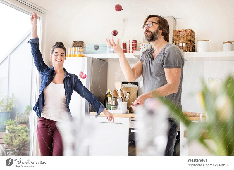 Verspieltes Paar in der Küche Küchen Pärchen Paare Partnerschaft glücklich Glück glücklich sein glücklichsein Mensch Menschen Leute People Personen Spaß Spass