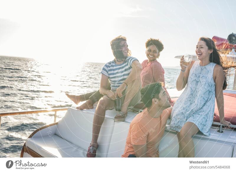 Glückliche Freunde auf einer Bootsfahrt bei einem Drink trinken Boote Freundschaft Kameradschaft Reisende Reisender Linsenreflexion Blendenflecken Reflexlicht
