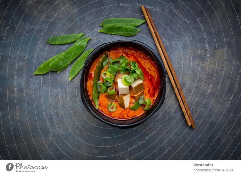 Schale mit rotem Thai-Curry mit Zuckerschoten, Karotten, Paprika, Frühlingszwiebeln und geräuchertem Tofu Gemuesepaprika Gemüsepaprika Paprikas Gemüsepaprikas