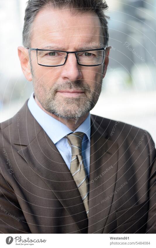 Porträt eines seriös aussehenden Geschäftsmannes mit Brille und Stoppeln Europäer Kaukasier Europäisch kaukasisch Durchsetzungsfähigkeit Durchsetzungsvermögen