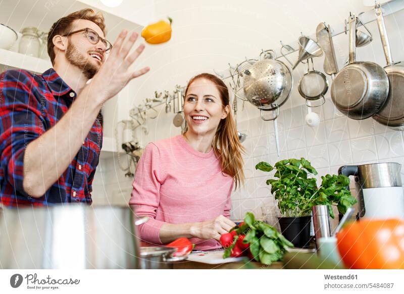 Glückliches junges Paar kocht gemeinsam in der Küche kochen glücklich glücklich sein glücklichsein Pärchen Paare Partnerschaft Gemeinsam Zusammen Miteinander
