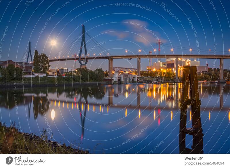 Deutschland, Hamburg, Köhlbrandbrücke und Vollmond bei Nacht Wasserspiegelung Wasserspiegelungen Außenaufnahme draußen im Freien Architektur Baukunst Hafen