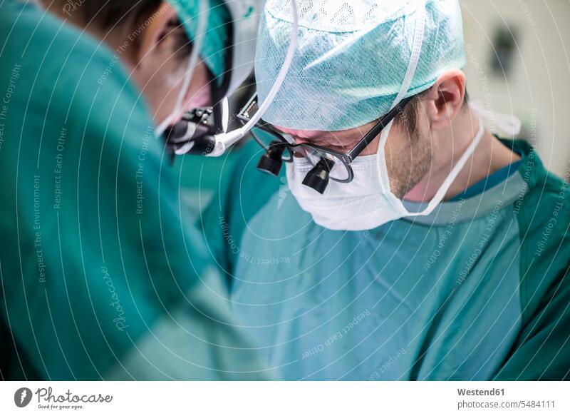 Chirurgen während einer Operation OP Operationen operieren Chirurgie Arzt Doktoren Ärzte Behandlung Krankenbehandlung Krankenbehandlungen Behandlungen Medizin