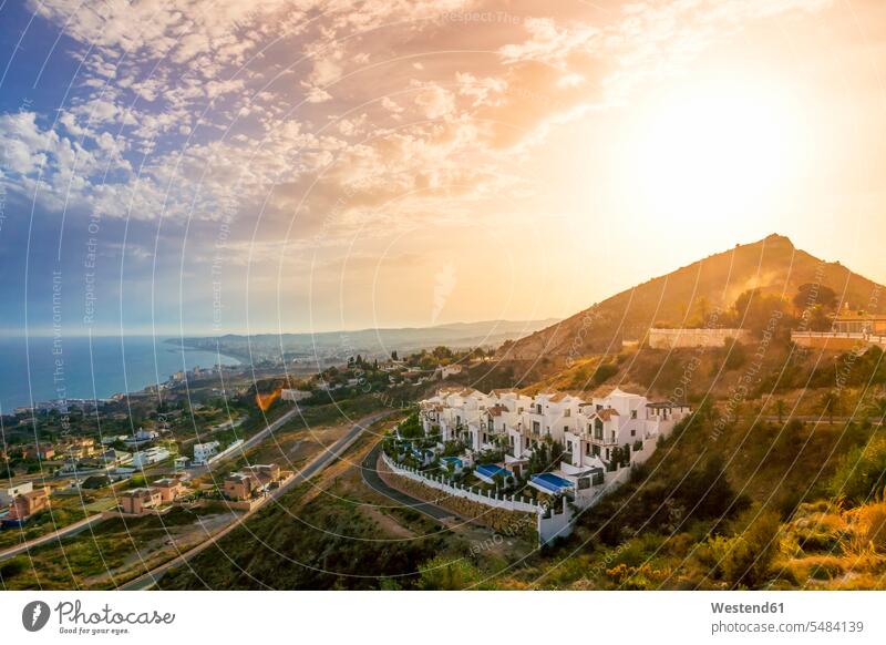 Spanien, Andalusien, Marbella bei Sonnenuntergang Abend abends Abendlicht abendliches Licht Tourismus Weite Textfreiraum weit Costa del Sol Stadtansicht