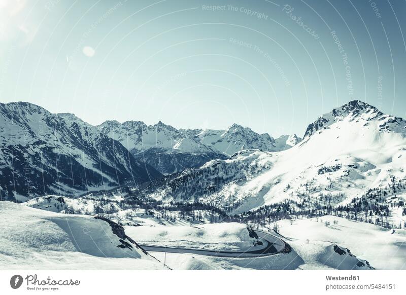 Italien, Poschiavo im Winter Natur felsig steinig Reise Travel Himmel verschneit schneebedeckt Schnee Skigebiet Skigebiete Bergpass Pass Gebirgspass Tag am Tag