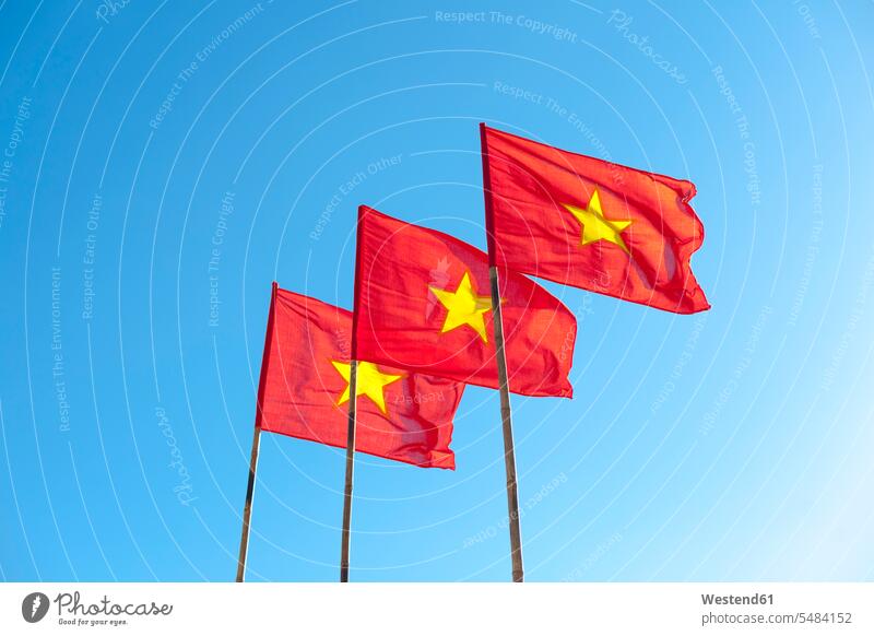 Drei vietnamesische Nationalflaggen Niemand Stern sternfoermig sternförmig Identität Identitaet Patriotismus Nationalbewusstsein Patriotisch Vaterlandsliebe