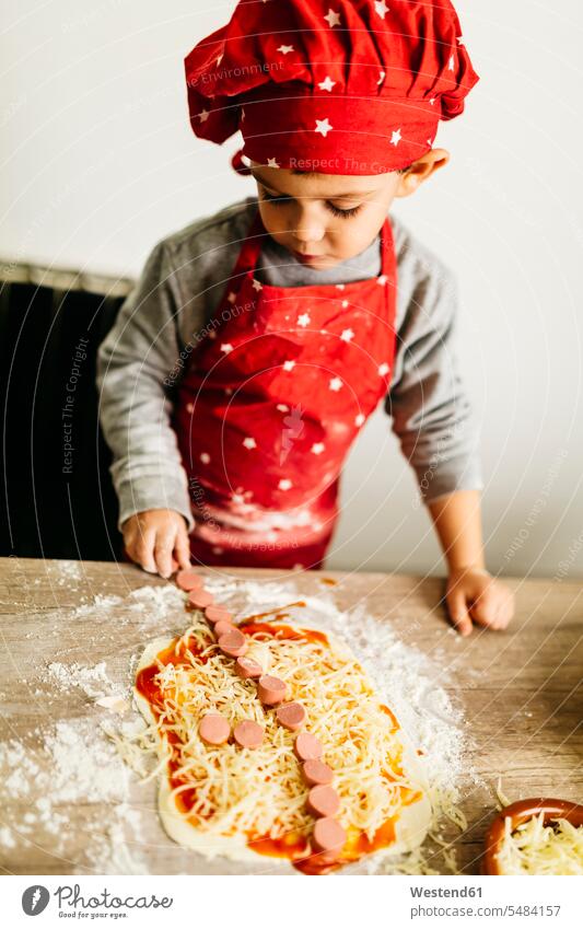 Kleiner Junge bereitet zu Hause Pizza zu Buben Knabe Jungen Knaben männlich Küche Küchen kochen Kind Kinder Kids Mensch Menschen Leute People Personen Pizzen