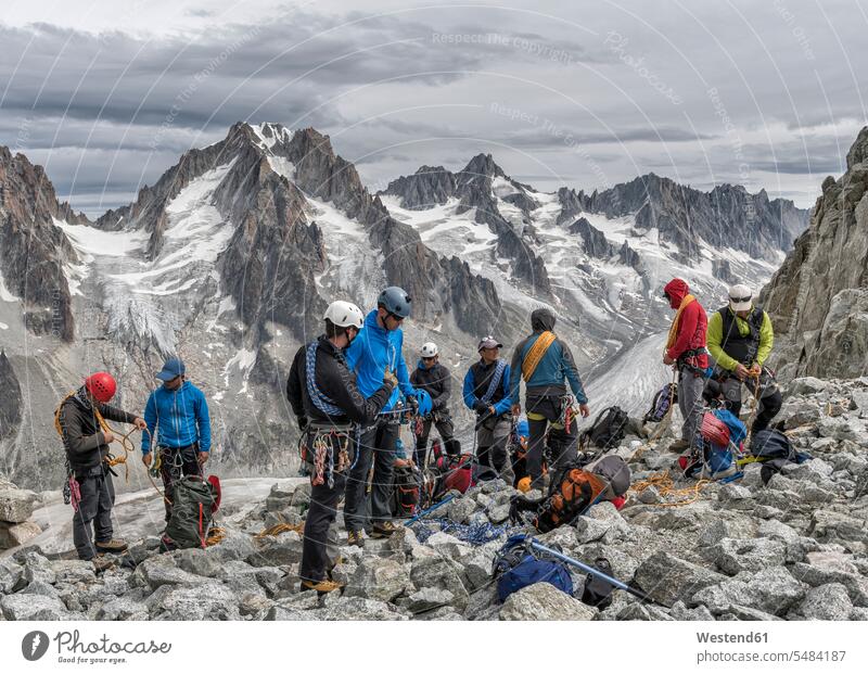 Frankreich, Chamonix, Grands Montets, Aiguille d' Argentiere, Gruppe von Bergsteigern bereitet sich Alpinisten Bergwandern Bergsteigen Gebirge Berglandschaft