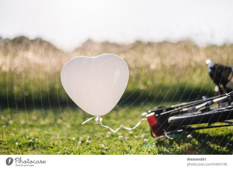 Fahrrad und weißer Ballon Reise Travel Liebe lieben Luftballons Ballons Herz Herzform Herzformen Herzen positiv Liebesherzen herzfoermig herzförmig abgestellt